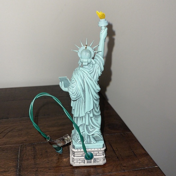 Vintage 1996 Statue of Liberty Hallmark Ornament - Picture 3 of 4